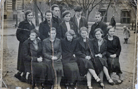 Студенческая фотография (весна 1938 года):в нижнем ряду (сидят,) слева-направо: Т. Лебедева(Т.П. Преображенская) и И. Соловова (И.К. Гурова)